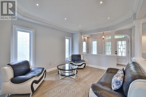 2 Gleave Court, Aurora, ON - Indoor Photo Showing Living Room