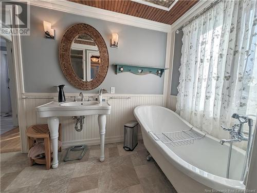 10 Bel-Horizon, Caraquet, NB - Indoor Photo Showing Bathroom