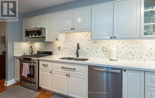 88 Confederation Way, Markham (Thornhill), ON - Indoor Photo Showing Kitchen With Double Sink With Upgraded Kitchen