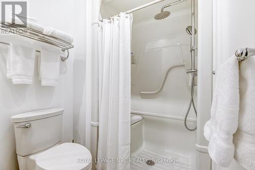 25 Sandalwood Common, St. Catharines, ON - Indoor Photo Showing Bathroom