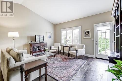 25 Sandalwood Common, St. Catharines, ON - Indoor Photo Showing Living Room