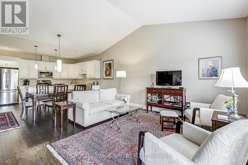 25 Sandalwood Common, St. Catharines, ON - Indoor Photo Showing Living Room