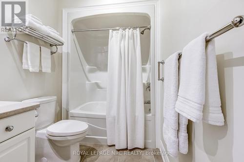 25 Sandalwood Common, St. Catharines, ON - Indoor Photo Showing Bathroom