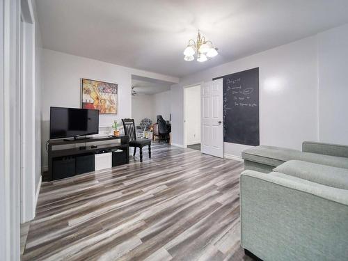 Family room - 206 Rue Alarie, Labelle, QC - Indoor Photo Showing Living Room