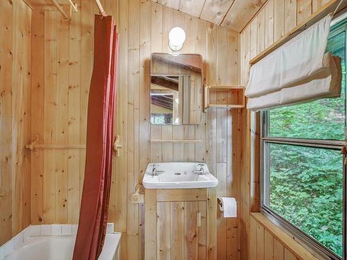 Bathroom - 221 Ch. Louise, Lac-Supérieur, QC - Indoor Photo Showing Laundry Room