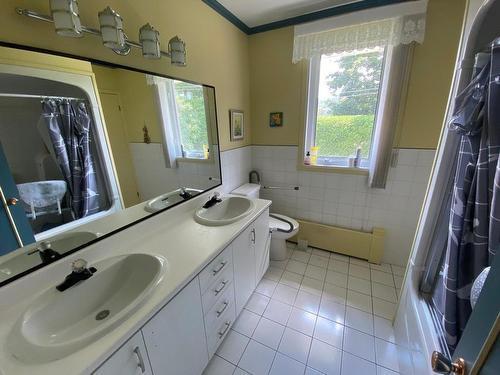 Bathroom - 44 Rue Du Jardin, La Malbaie, QC - Indoor Photo Showing Bathroom