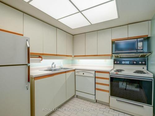 422-65 Scadding Ave, Toronto, ON - Indoor Photo Showing Kitchen With Double Sink