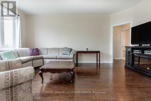 33 Grand Poplar Lane, Wasaga Beach, ON - Indoor Photo Showing Living Room