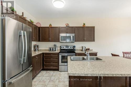 33 Grand Poplar Lane, Wasaga Beach, ON - Indoor Photo Showing Kitchen With Stainless Steel Kitchen With Double Sink