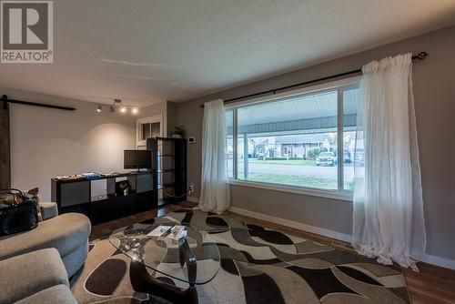 2317 Fleetwood Ave, Kamloops, BC - Indoor Photo Showing Living Room