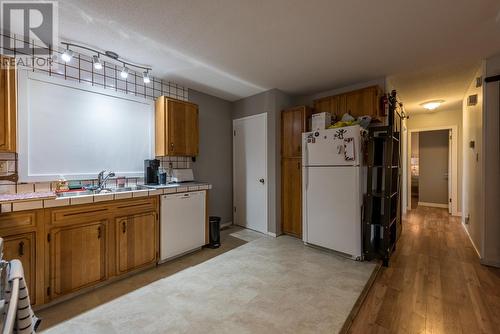 2317 Fleetwood Ave, Kamloops, BC - Indoor Photo Showing Kitchen