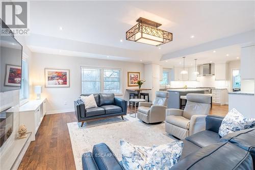 4306 Lakeshore Road, Burlington (Shoreacres), ON - Indoor Photo Showing Living Room