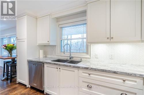 4306 Lakeshore Road, Burlington (Shoreacres), ON - Indoor Photo Showing Kitchen With Double Sink With Upgraded Kitchen