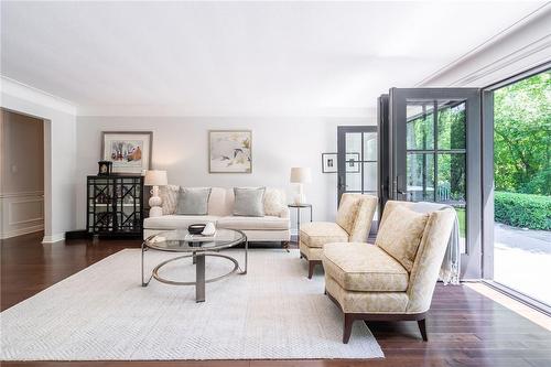 360 North Shore Boulevard E, Burlington, ON - Indoor Photo Showing Living Room