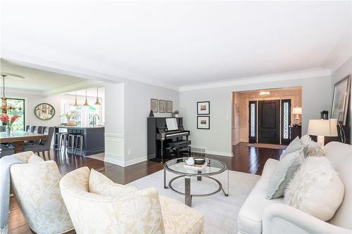 360 North Shore Boulevard E, Burlington, ON - Indoor Photo Showing Living Room