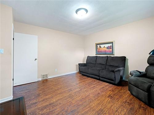 5244 Cedar Springs Road, Burlington, ON - Indoor Photo Showing Living Room