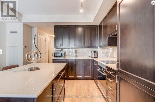 421 - 9075 Jane Street, Vaughan, ON - Indoor Photo Showing Kitchen With Upgraded Kitchen