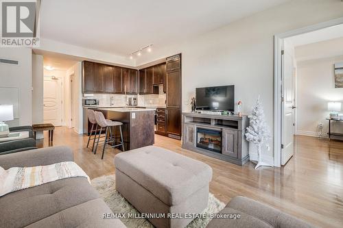 421 - 9075 Jane Street, Vaughan, ON - Indoor Photo Showing Living Room