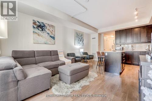 421 - 9075 Jane Street, Vaughan, ON - Indoor Photo Showing Living Room