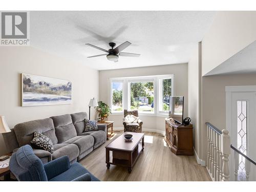 1586 Carshyl Court, Kelowna, BC - Indoor Photo Showing Living Room