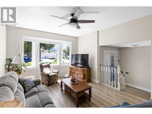 1586 Carshyl Court, Kelowna, BC - Indoor Photo Showing Living Room