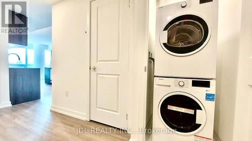 1402 - 395 Bloor Street E, Toronto (North St. James Town), ON - Indoor Photo Showing Laundry Room