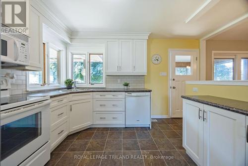 107 Tweedsmuir Avenue, London, ON - Indoor Photo Showing Kitchen