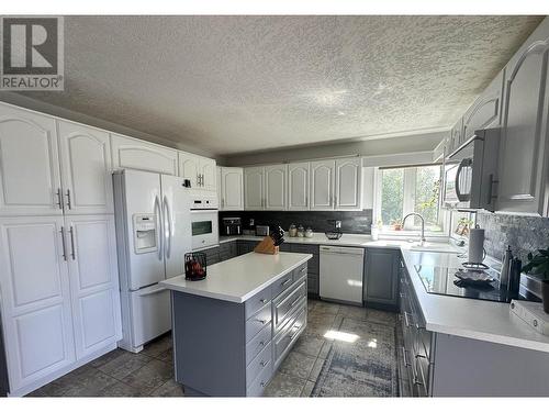 5543 Maxhamish Crescent, Fort Nelson, BC - Indoor Photo Showing Kitchen