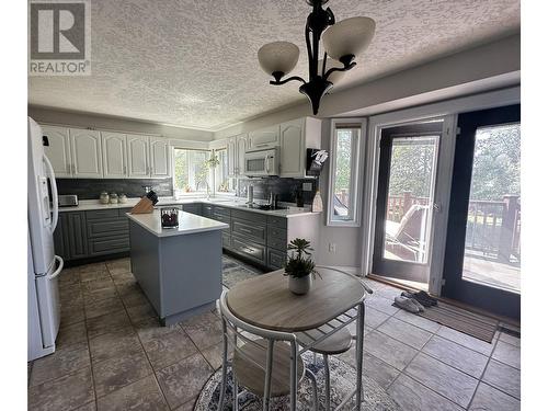 5543 Maxhamish Crescent, Fort Nelson, BC - Indoor Photo Showing Kitchen