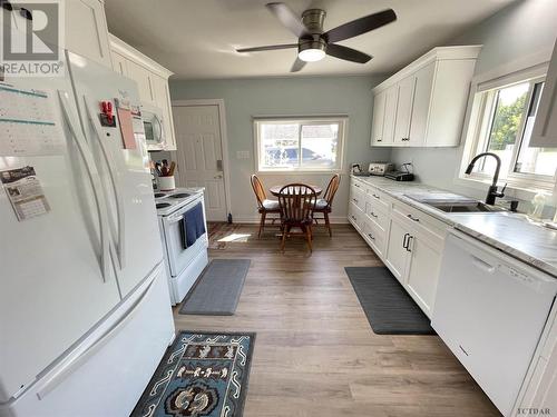 400 Marcella St, Temiskaming Shores, ON - Indoor Photo Showing Kitchen