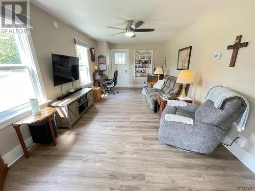 400 Marcella St, Temiskaming Shores, ON - Indoor Photo Showing Living Room