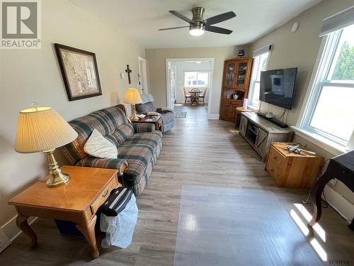 400 Marcella St, Temiskaming Shores, ON - Indoor Photo Showing Living Room