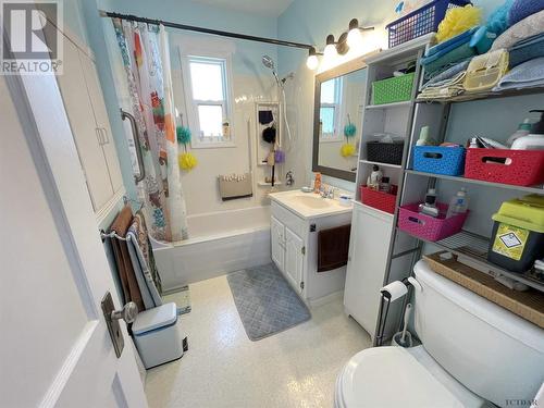 400 Marcella St, Temiskaming Shores, ON - Indoor Photo Showing Bathroom