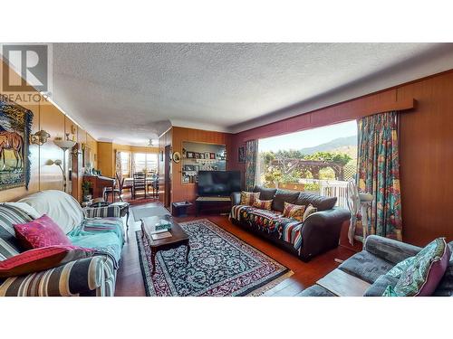 18255 3 Highway, Osoyoos, BC - Indoor Photo Showing Living Room