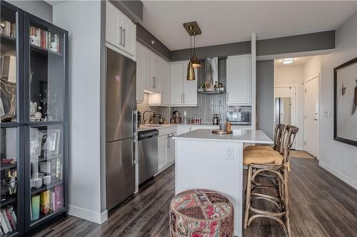 2081 Fairview Street|Unit #1404, Burlington, ON - Indoor Photo Showing Kitchen With Stainless Steel Kitchen With Upgraded Kitchen