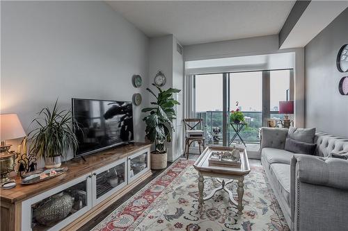 2081 Fairview Street|Unit #1404, Burlington, ON - Indoor Photo Showing Living Room