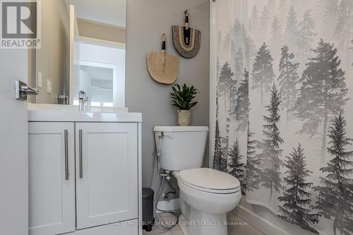 1404 - 2081 Fairview Street, Burlington (Freeman), ON - Indoor Photo Showing Bathroom