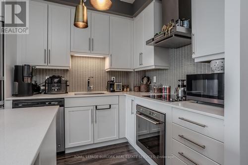 1404 - 2081 Fairview Street, Burlington (Freeman), ON - Indoor Photo Showing Kitchen