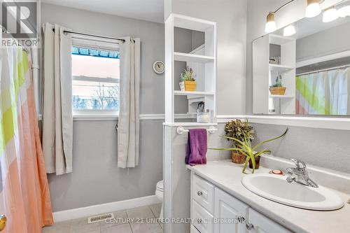 813 Norwood Terrace, Peterborough (Monaghan), ON - Indoor Photo Showing Bathroom