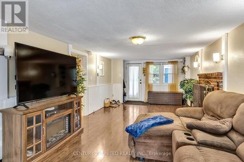 813 Norwood Terrace, Peterborough (Monaghan), ON - Indoor Photo Showing Living Room