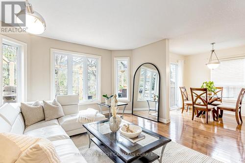 1822 Gough Avenue, London, ON - Indoor Photo Showing Living Room