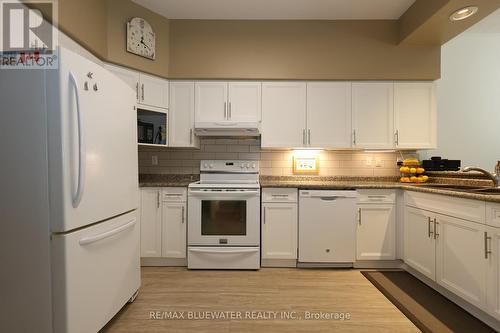 21 - 55 Lake Road W, Lambton Shores (Grand Bend), ON - Indoor Photo Showing Kitchen