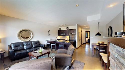 715 D - 700 Bighorn Boulevard, Radium Hot Springs, BC - Indoor Photo Showing Living Room