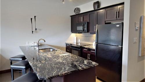 715 D - 700 Bighorn Boulevard, Radium Hot Springs, BC - Indoor Photo Showing Kitchen