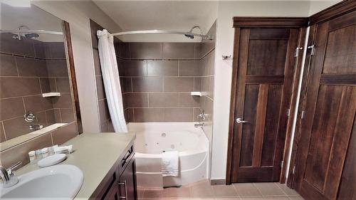 715 D - 700 Bighorn Boulevard, Radium Hot Springs, BC - Indoor Photo Showing Bathroom