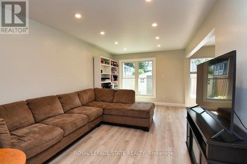 8 - 153 Limeridge Road W, Hamilton (Rolston), ON - Indoor Photo Showing Living Room