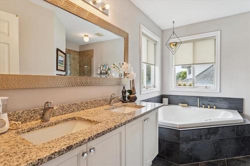 2232 Creekview Drive, Burlington, ON - Indoor Photo Showing Bathroom