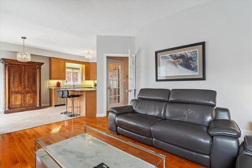 2232 Creekview Drive, Burlington, ON - Indoor Photo Showing Living Room