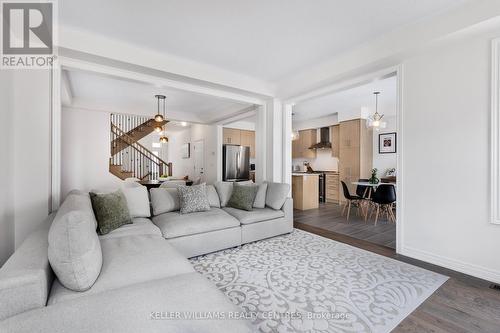 1381 Davis Loop, Innisfil, ON - Indoor Photo Showing Living Room