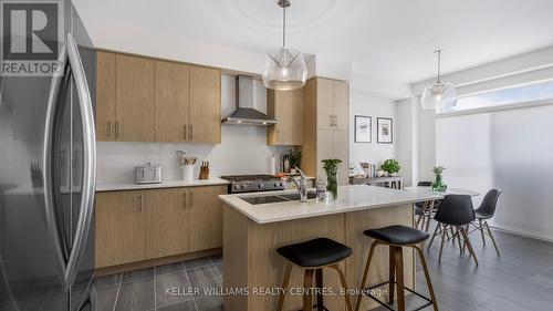 1381 Davis Loop, Innisfil, ON - Indoor Photo Showing Kitchen With Double Sink With Upgraded Kitchen